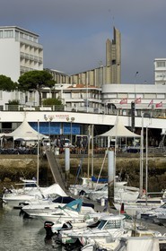 France, Charente-Maritime (17), Royan, le port de plaisance du Front de Mer et l'église Notre-Dame