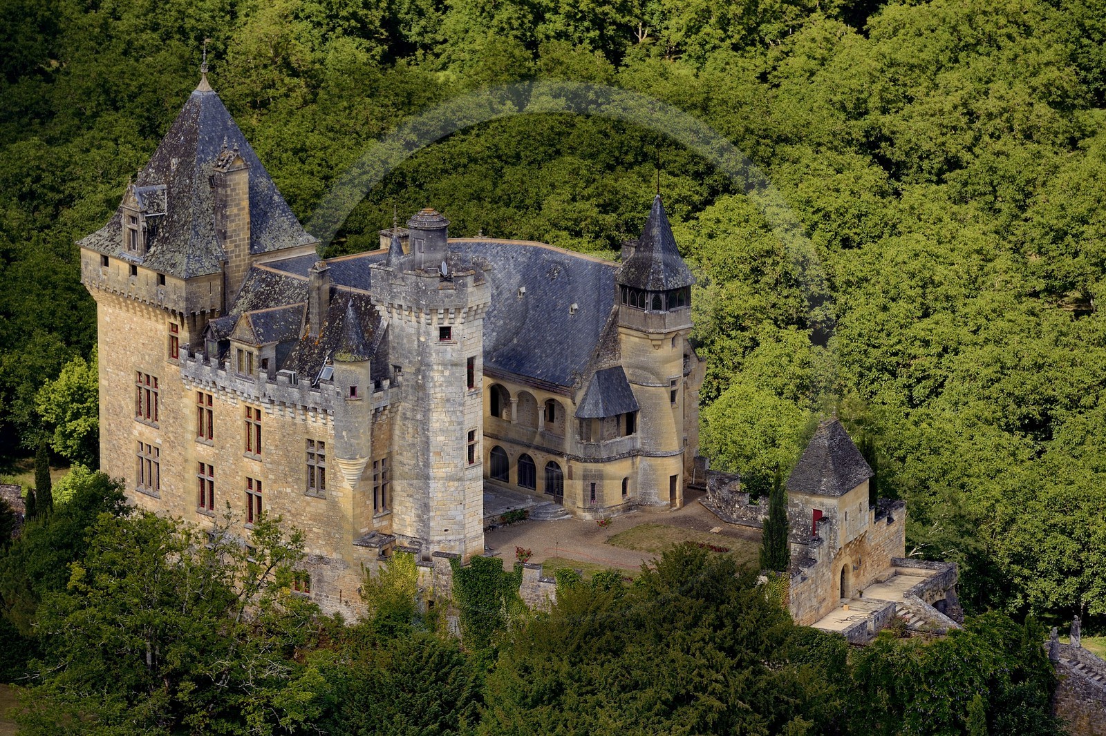 France, Dordogne (24), Périgord Noir, vallée de la Dordogne, Vitrac, chateau de Montfort (vue aérienne)