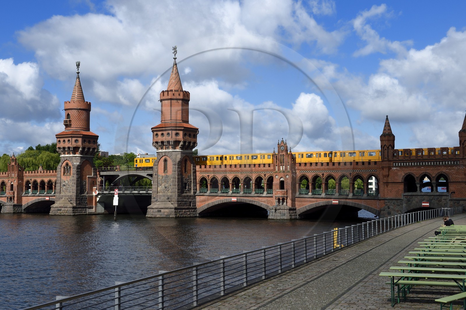 Allemagne, Berlin, Quartier Kreutzberger, Oberbaumbrucke (pont Oberbaum) sur la rivière Spree
