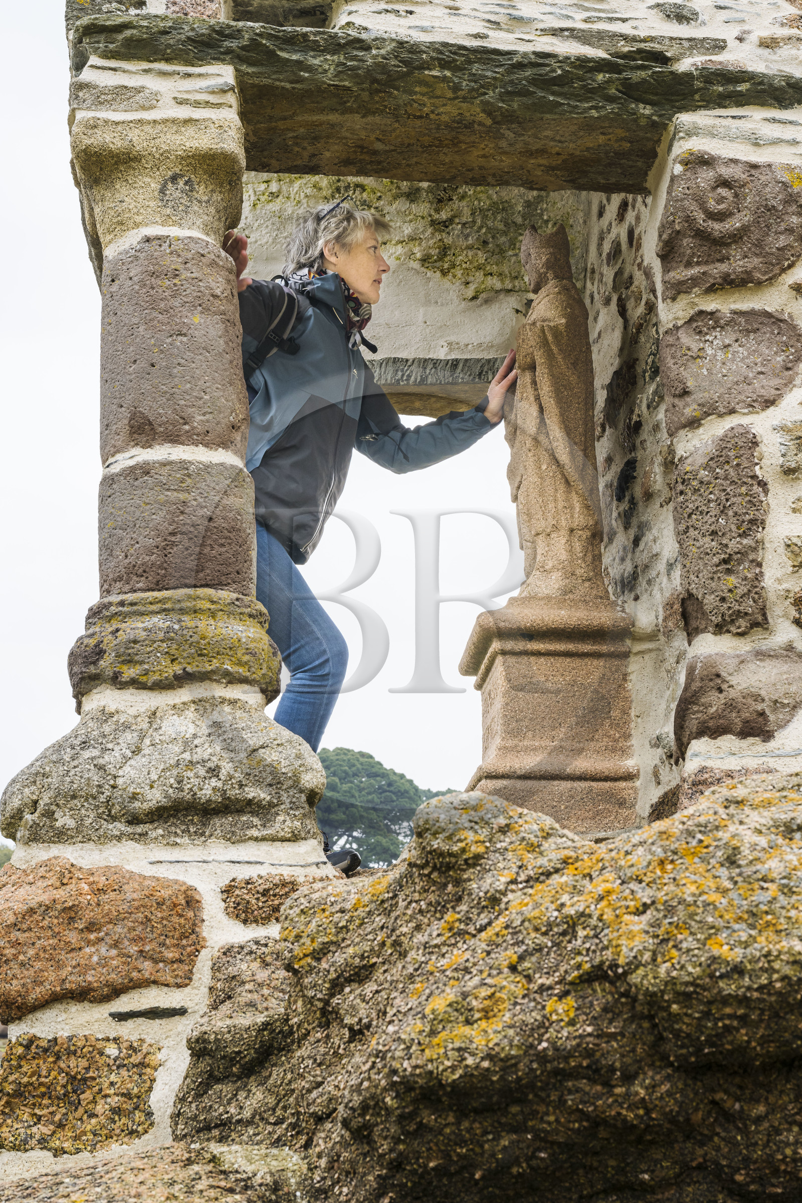 France, Côtes-d'Armor (22), Côte de Granit Rose, Perros-Guirec, Ploumanac'h, oratoire de Saint-Guirec sur la plage Saint-Guirec à marée basse