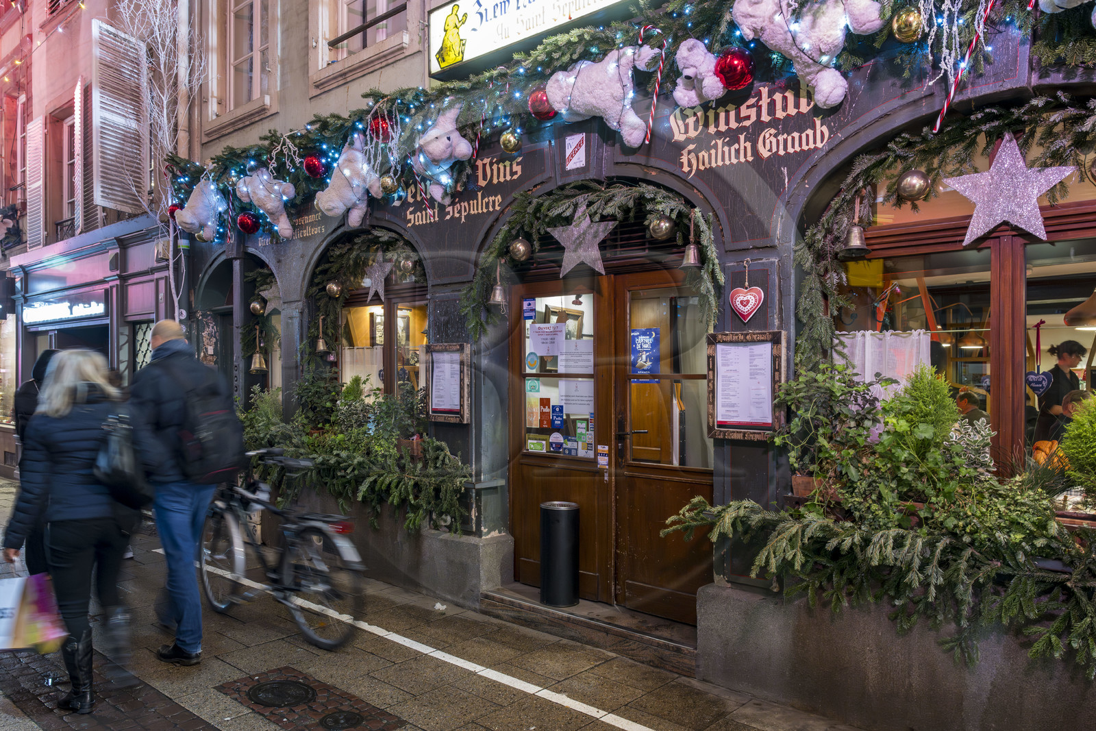 France, Bas-Rhin (67), Strasbourg, vieille ville classée au Patrimoine Mondial de l’UNESCO, la winstub Saint Sépulcre dans la rue des Orfèvres avec ses décors de Noël