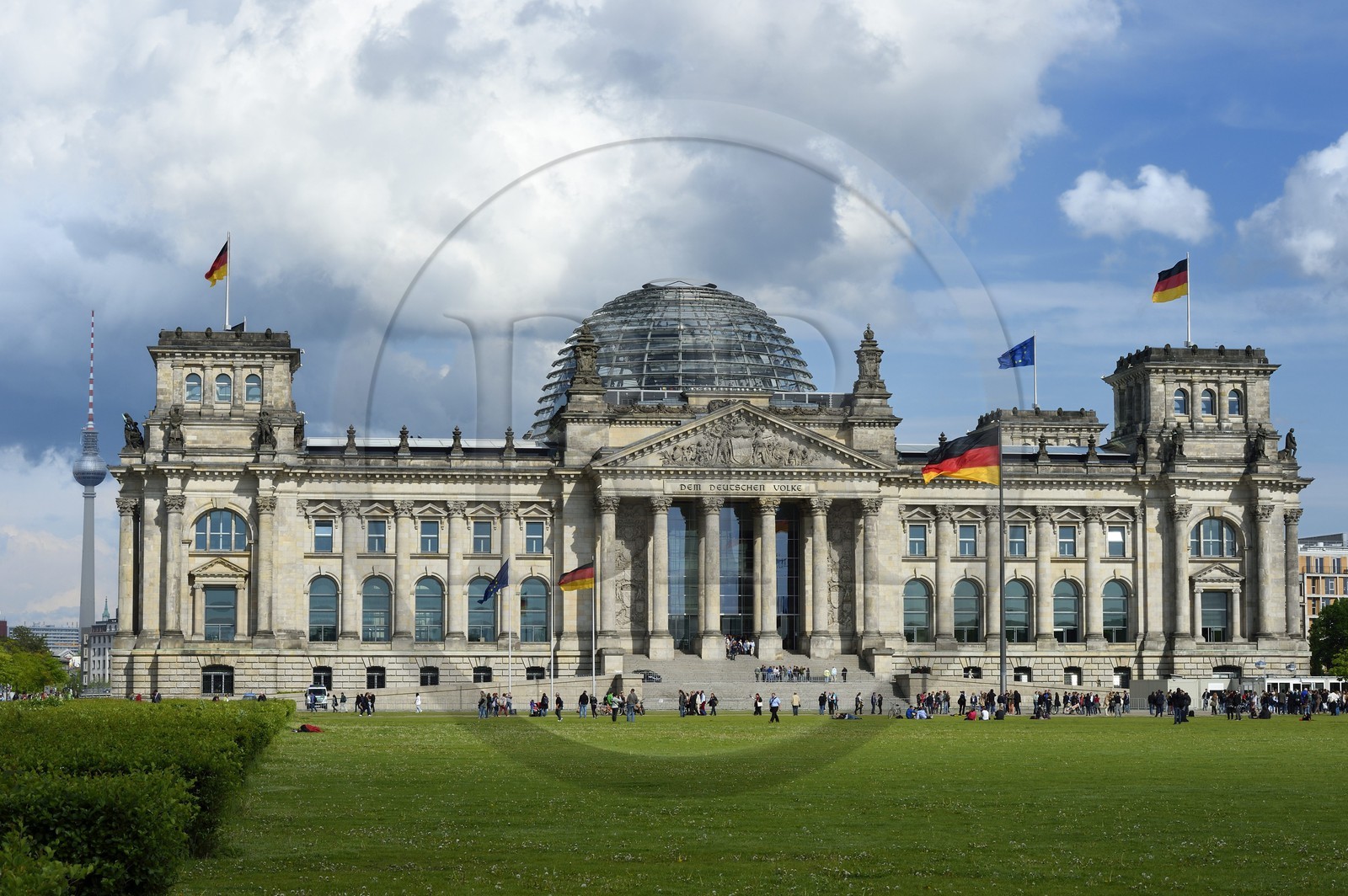 Allemagne, Berlin, le Reichstag avec le dome en verre du Bundestag (parlement allemand depuis 1999) de l'architecte Sir Norman Foster et la tour de la télévision en arrière plan