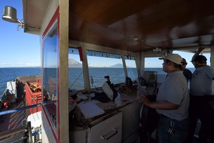 Nicaragua, le lac Nicaragua, ferry reliant San Jorge à Moyagalpa sur Ile d'Ometepe avec en fond le volcan Conception (1610 m) toujours en activité