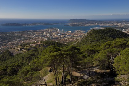 France, Var (83), Toulon, la rade depuis le Mont Faron, le fort Faron au premier plan à gauche, la presqu'Ile de Saint-Mandrier et le Cap Sicié en arrière plan