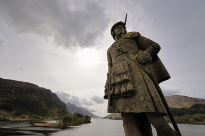 Royaume-Uni, Ecosse, région des Highlands, statue d'un Highlander sur le Glenfinnan Monument, il marque l'endroit où Bonnie Prince Charlie débuta son combat pour récupérer la couronne et le Loch Shiel