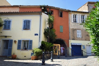 France, Var (83), Saint-Raphaël, maisons de la vieille ville dans la rue des remparts