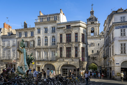 France, Charente-Maritime (17), La Rochelle, place des petits bancs, buste en bronze du Peintre orientaliste et écrivain Eugène Fromentin (1820-1876) et statue équestre d'un fantasia Arabe, groupe réalisé en 1905 par le sculpteur Ernest Dubois, la porte de la Grosse Horloge en arrière plan