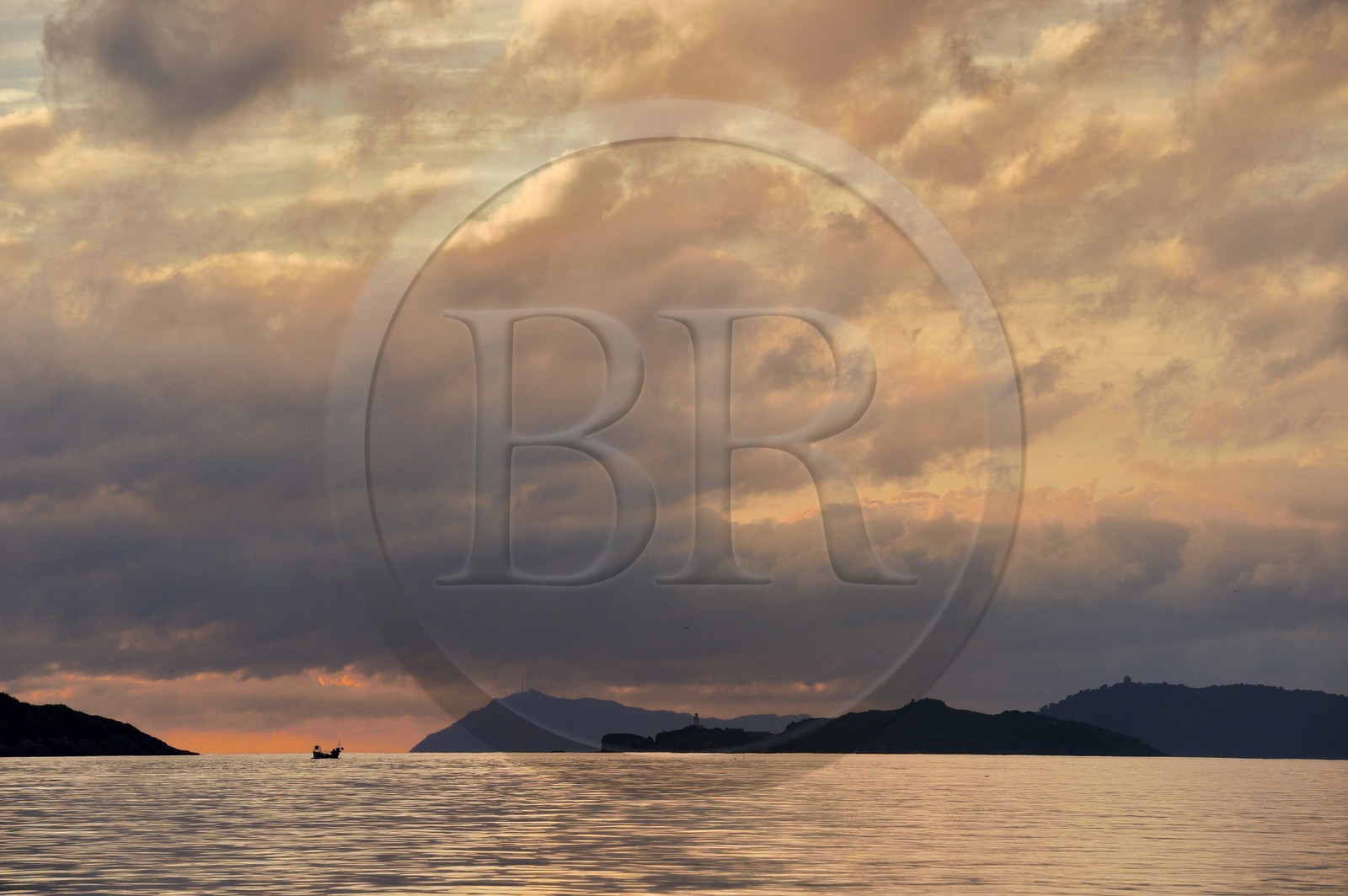 France, Var (83), Iles d'Hyères, parc national de Port Cros, coucher de soleil sur l'Ile de Porquerolles