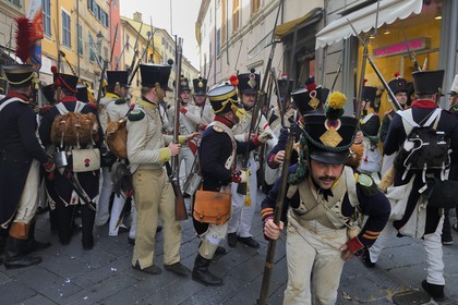 Italie, Ligurie, Sarzana, Napoleon Festival, combats de rue entre des soldat français de la Grande Armée et des soldats autrichiens dans la Via Mazzini rue principale de la vieille ville