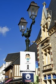 France, Calvados (14), Pays d'Auge, la côte Fleurie, Cabourg, panneau incitant à porter le masque comme Gestes Barrières contre la Covid-19 dans la rue