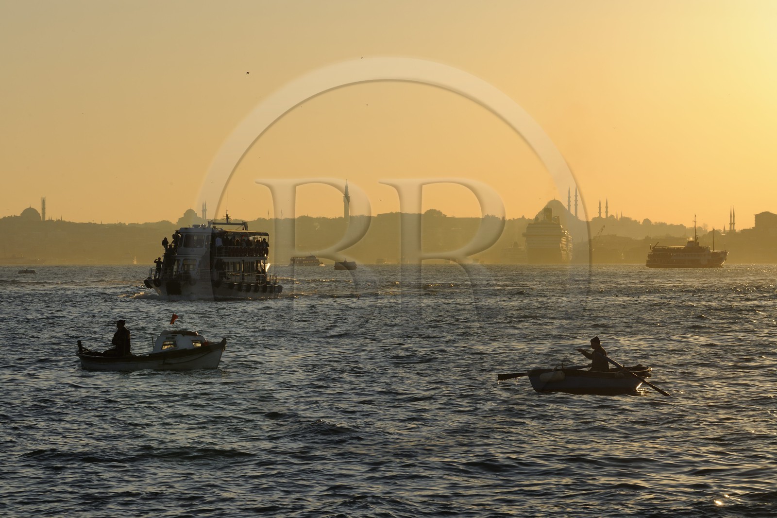 Turquie, Istanbul, bateaux de pêcheurs sur le Bosphore avec la Corne d'Or en arrière plan