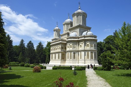 Roumanie, Valachie, Muntenie, le monastère de Curtea de Arges datant du XVIème siècle est aujourd'hui une église épiscopale qui abrite la nécropole des premiers rois de Roumanie