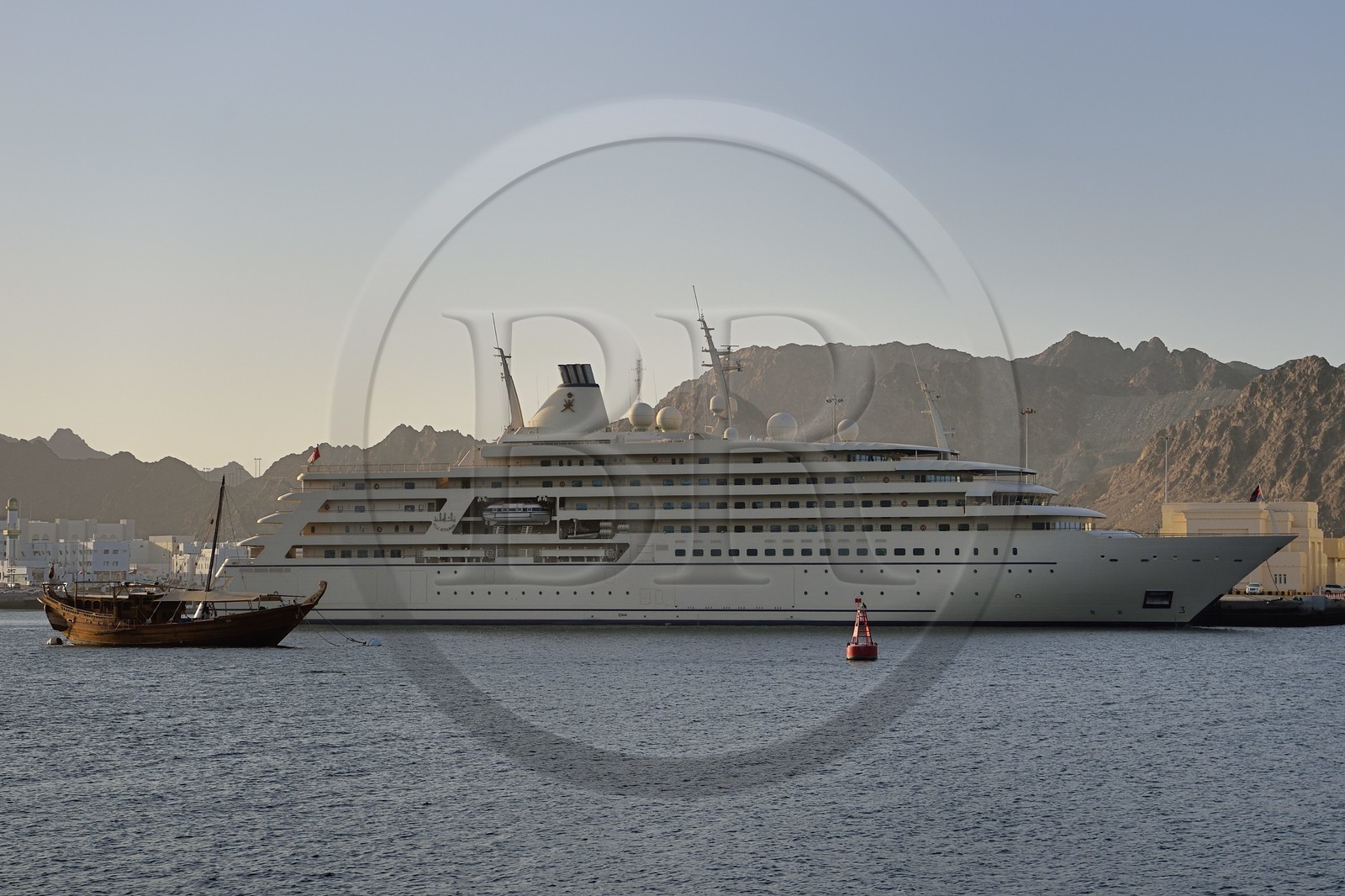 Sultanat d'Oman, Mascate, vieux Mascate, port de Muttrah, Oman Royal Yacht Squadron, le yacht secondaire du Sultan le Fulk al Salamah amarré aux quais de Mina Qaboos