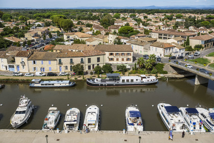 France, Gard (30), Aigues-Mortes, le port du canal du Rhône à Sète au pied des remparts de la vieille ville