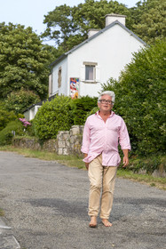 France, Finistère (29), Pays des Abers, Lannilis, l'artiste peintre Loic Madec devant son atelier de Prat-Ar-Coum en bordure de l'Aber Benoit