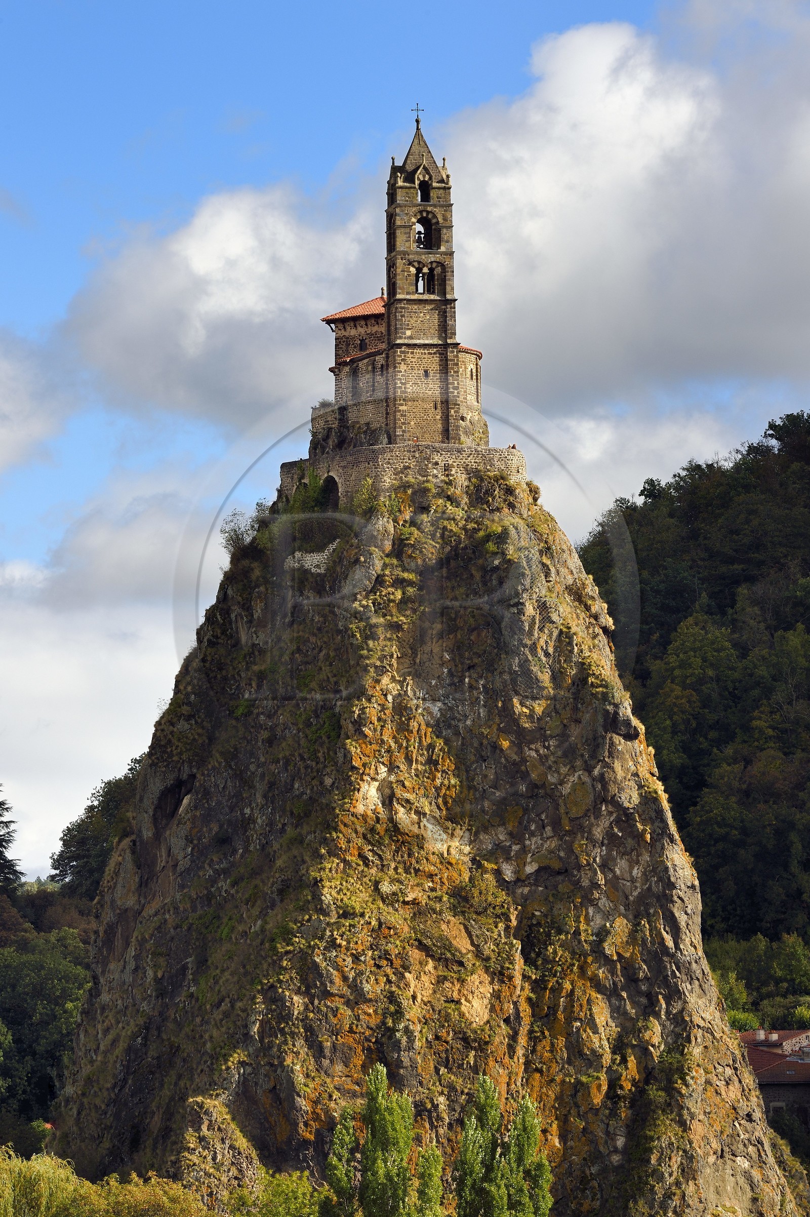 France, Haute-Loire (43), Aiguilhe, commune limitrophe du Puy-en-Velay, étape classée Patrimoine Mondial de l'UNESCO dans le cadre des chemins de Compostelle, la Chapelle Saint-Michel d'Aiguilhe perchée sur un piton volcanique