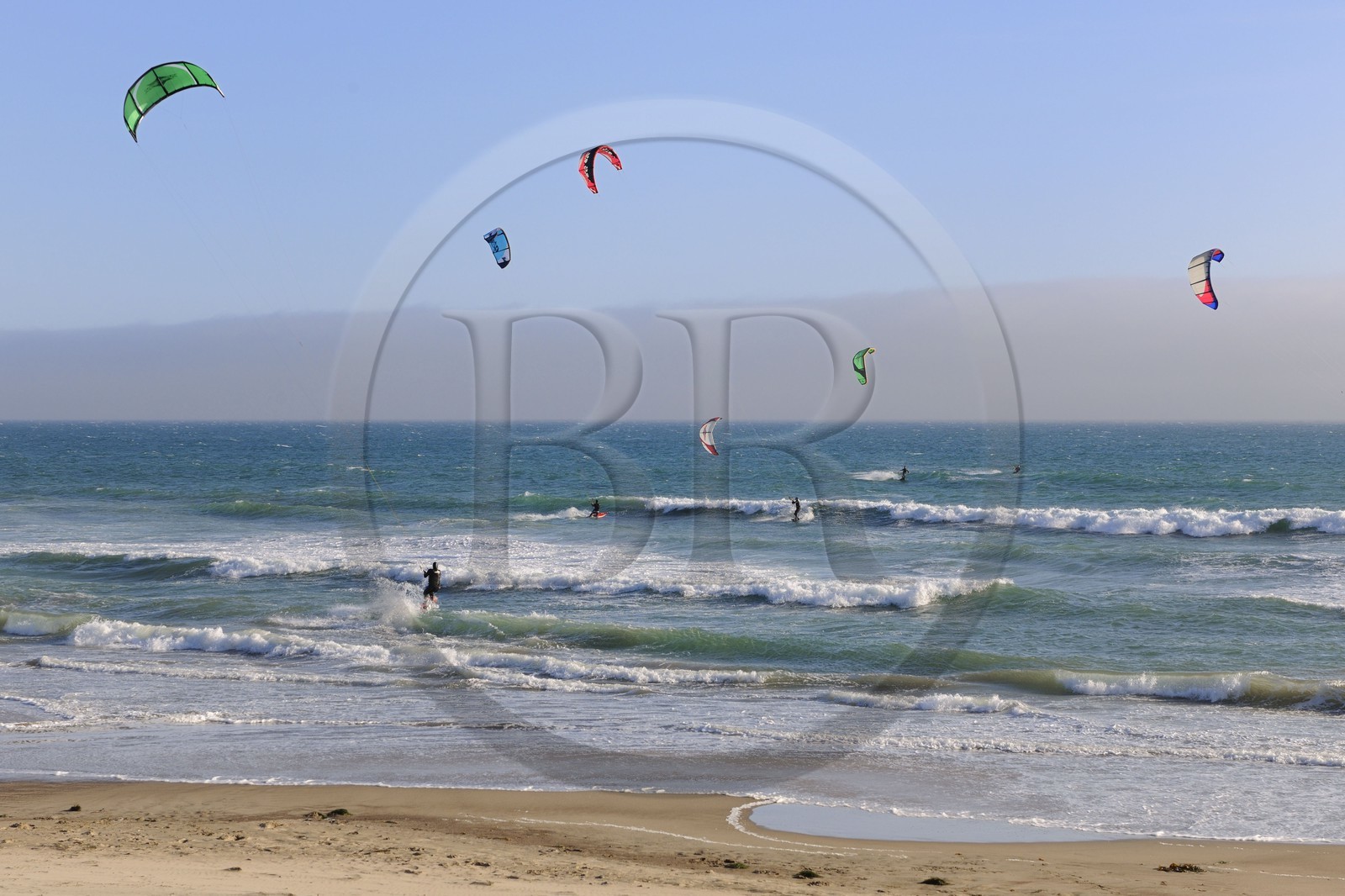 United States, California, kitesurf on a beach next to Highway n°1 south to San Fransisco