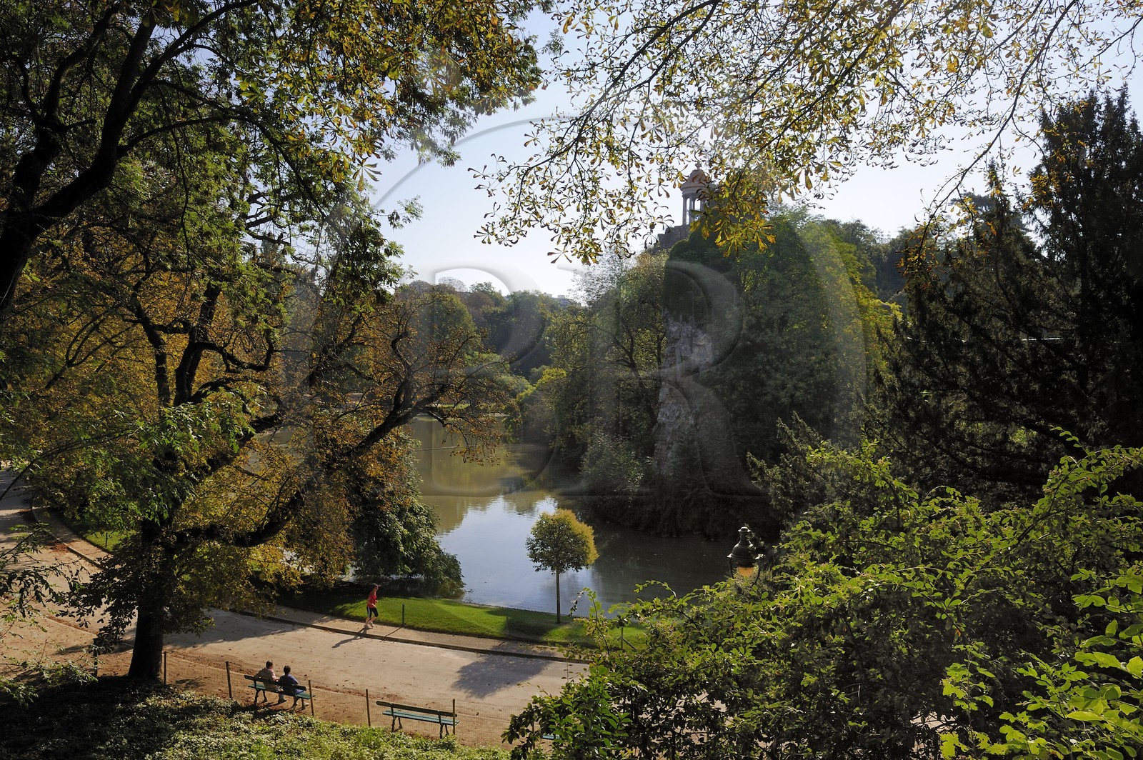 France, Paris (75), parc des Buttes Chaumont, l'île du parc surmontée du temple de la Sibylle construit en 1869 par l'architecte Gabriel Davioud