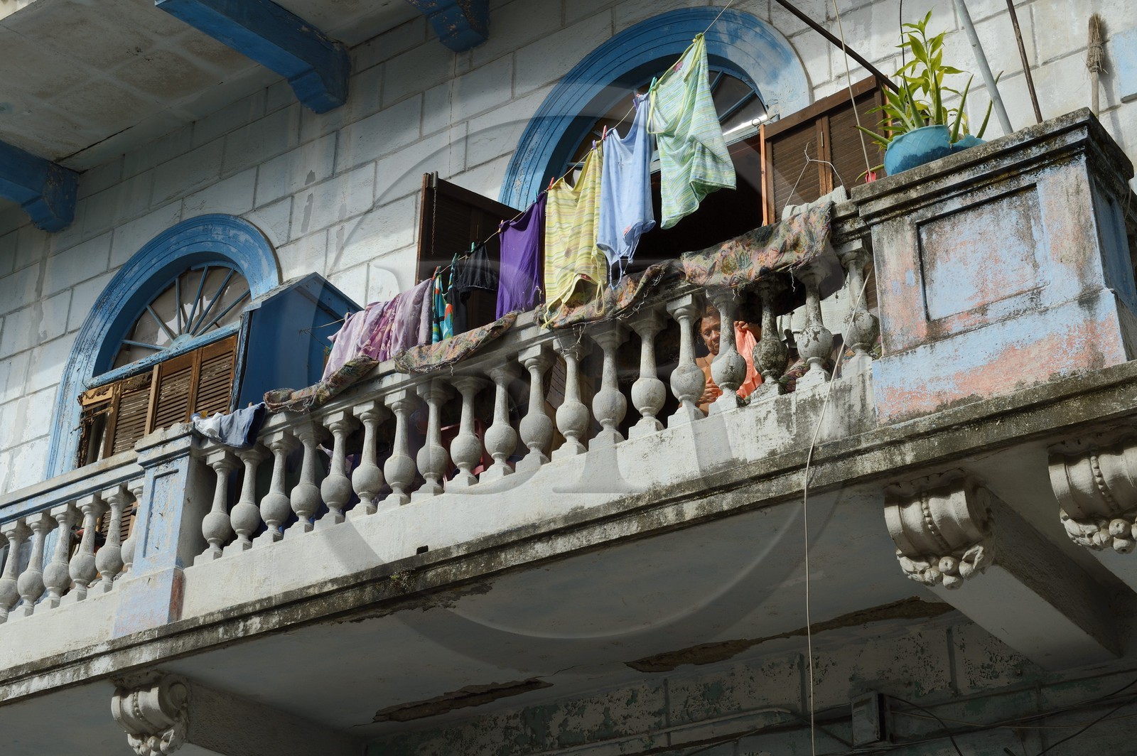 Panama, Panama City, district historique classé Patrimoine Mondial de l'UNESCO, quartier de Casco Antiguo (Viejo), maison décrépie à balcon dans la calle 8a Oeste