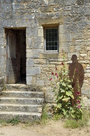France, Dordogne (24), Périgord Noir, Saint-Amand-de-Coly, labellisé Les Plus Beaux Villages de France, l'abbaye de Saint-Amand-de-Coly, silhouette d'un moine de la visite audio-guidée