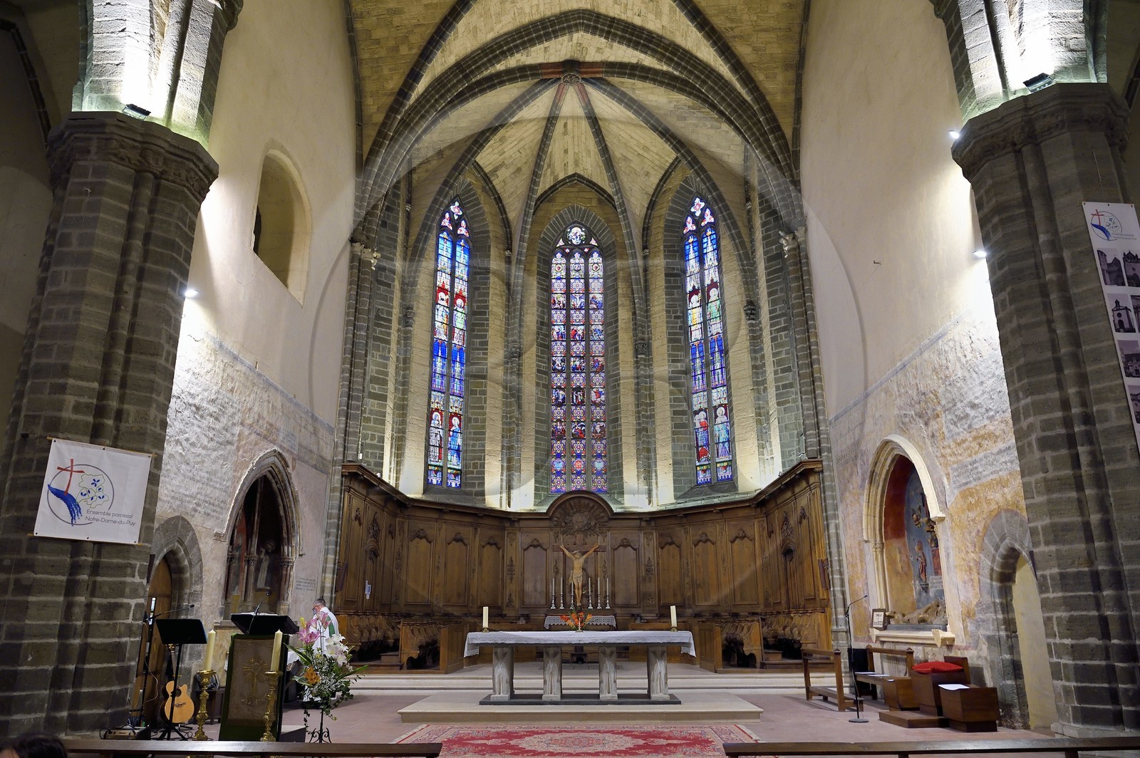 France, Haute-Loire (43), Le Puy-en-Velay, étape classée Patrimoine Mondial de l'UNESCO dans le cadre des chemins de Compostelle, église Saint-Laurent, à droite dans le choeur, le gisant du Connétable Bertrand Du Guesclin dont la tombe contient ses entrailles