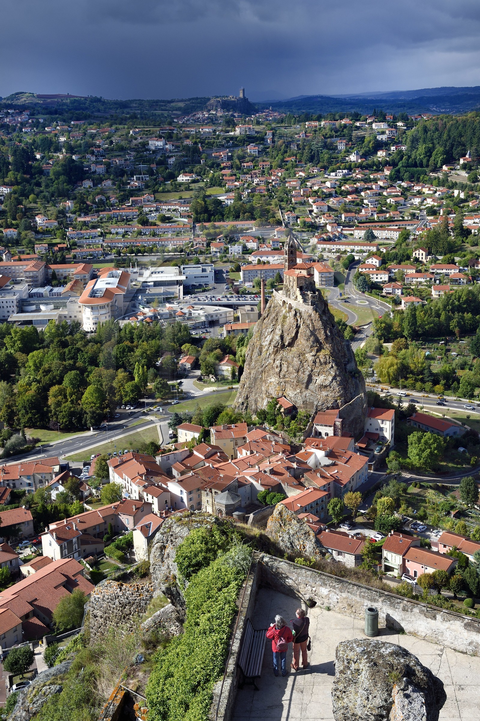 France, Haute-Loire (43), Aiguilhe, commune limitrophe du Puy-en-Velay, étape classée Patrimoine Mondial de l'UNESCO dans le cadre des chemins de Compostelle, la Chapelle Saint-Michel d'Aiguilhe sur un piton volcanique et le Chateau de Polignac du XIe siècle sur un plateau basaltique en arrière plan, vu depuis la statue Notre Dame de France sur le Rocher Corneille au premier plan