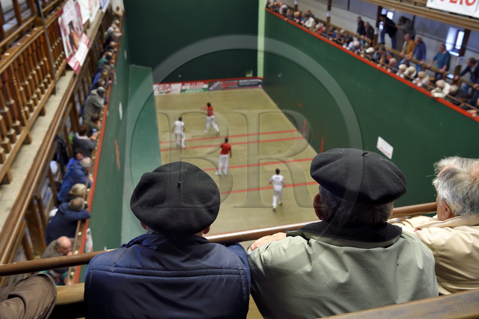 France, Pyrénées-Atlantiques (64), Pays-Basque, Saint-Jean-Pied-de-Port, trinquet Garat, traditionnelle partie de Pelote basque à main nue pour la coupe des Chasseurs