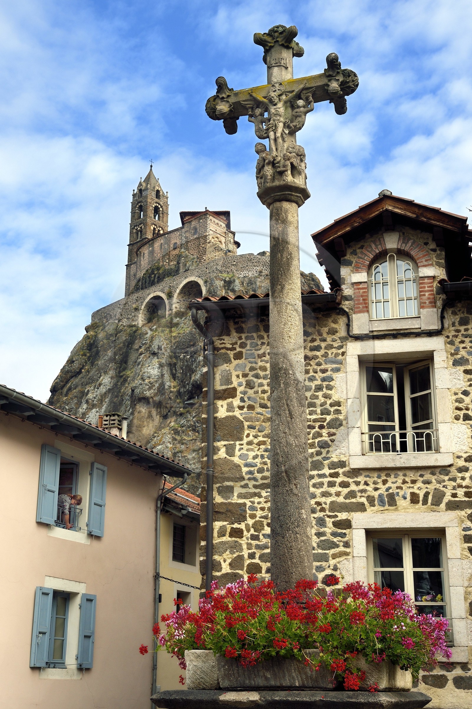 France, Haute-Loire (43), Aiguilhe, commune limitrophe du Puy-en-Velay, étape classée Patrimoine Mondial de l'UNESCO dans le cadre des chemins de Compostelle, la Chapelle Saint-Michel d'Aiguilhe perchée sur un piton volcanique