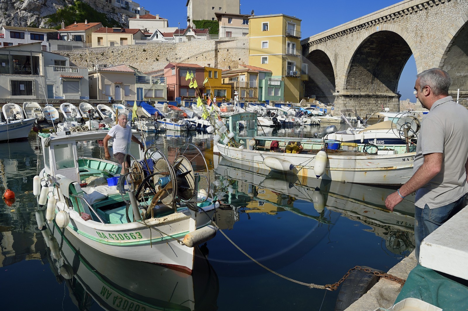 France, Bouches-du-Rhône (13), Marseille, quartier d'Endoume, le Vallon des Auffes, Alexandre Pinna patron des restaurants Chez Fonfon et Chez Jeannot à droite et le pêcheur Henri Rossi à gauche