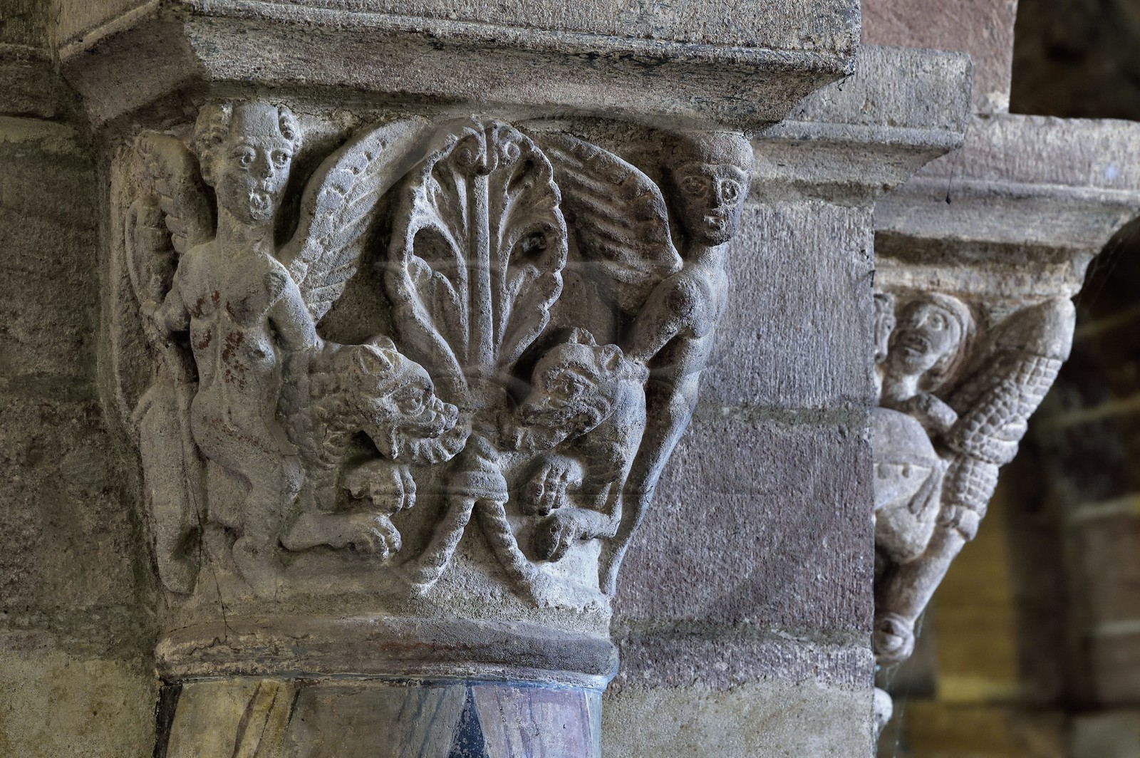 France, Haute-Loire (43), Brioude, la Basilique Saint-Julien de Brioude de style roman auvergnat, chapiteaux sculptés ornés de motifs, génies ailés