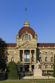 France, Bas-Rhin (67), Strasbourg, la place de la République, le Palais du Rhin et le monument aux morts. Une mère tient ses deux fils mourants, l’un regarde la France, l’autre l’Allemagne
