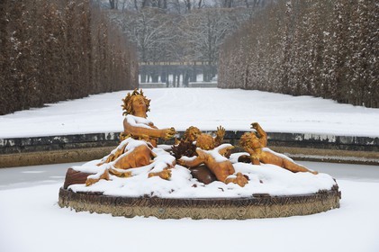 France, Yvelines (78), parc du château de Versailles sous la neige, classé Patrimoine Mondial de l'UNESCO, bassin de Cérès aussi appellé de l'été oeuvre de Regnaudin en hiver