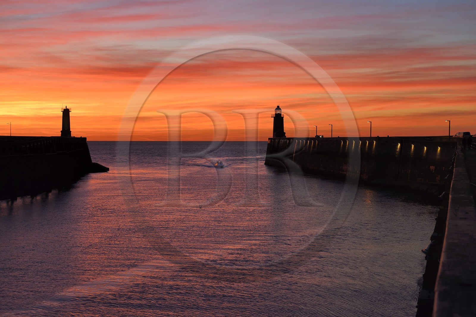 France, Seine-Maritime (76), Pays de Caux, Côte d'Albâtre, passerelle en bois à l'entrée du port de Fécamp