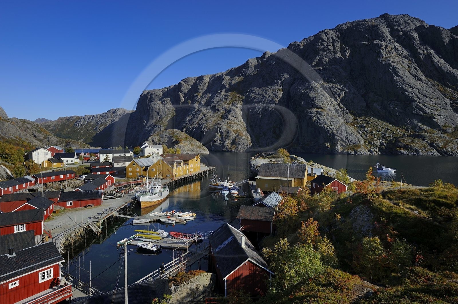 Norvège, Nordland, Iles Lofoten, Ile de Flakstadoy, le port du village restauré de Nussfjord