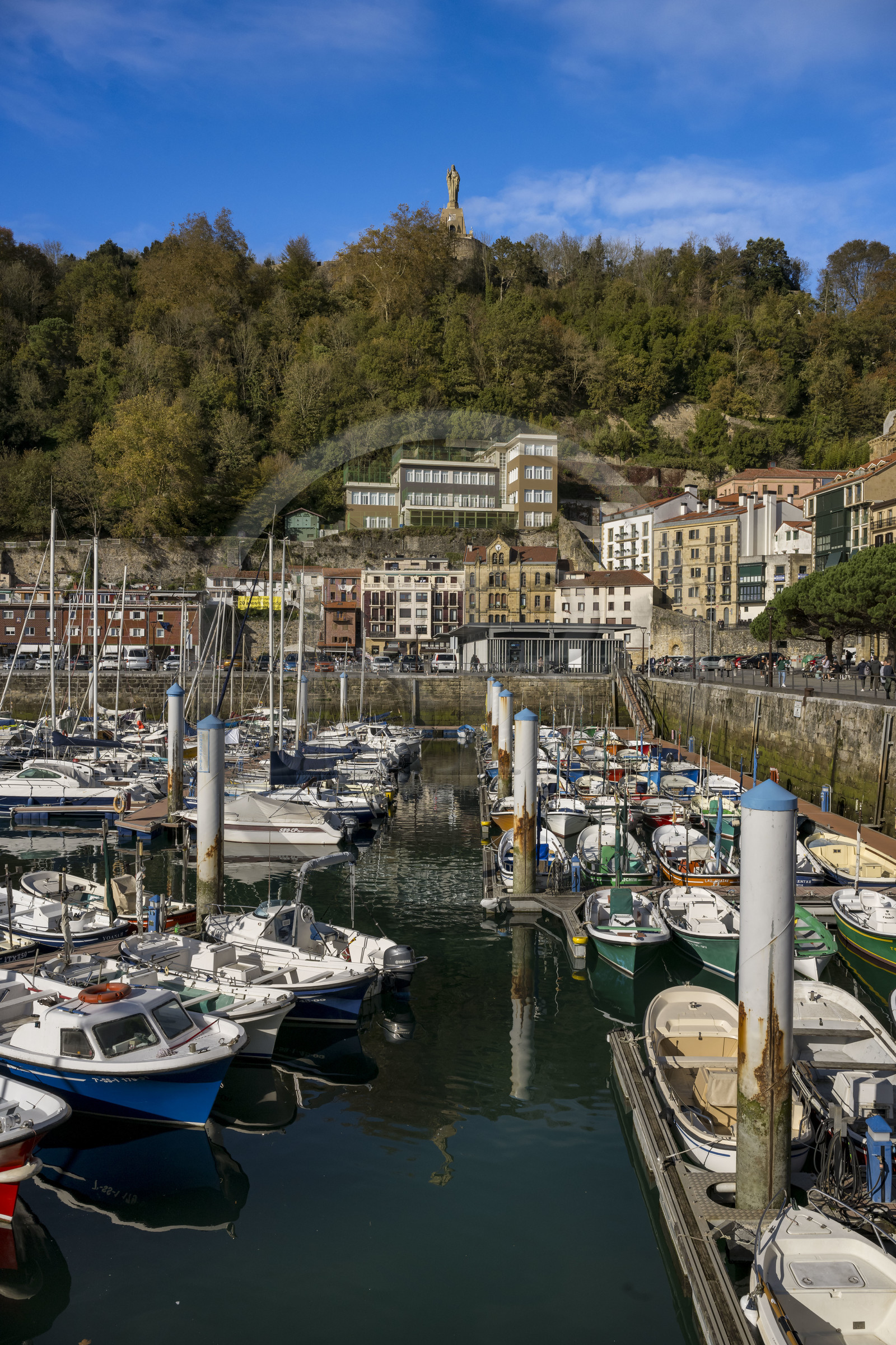 Spain, province of Gipuzkoa (Gipuzkoa), San Sebastian (Donostia), the Old Port at the foot of Mount Urgull and the castle of La Mota