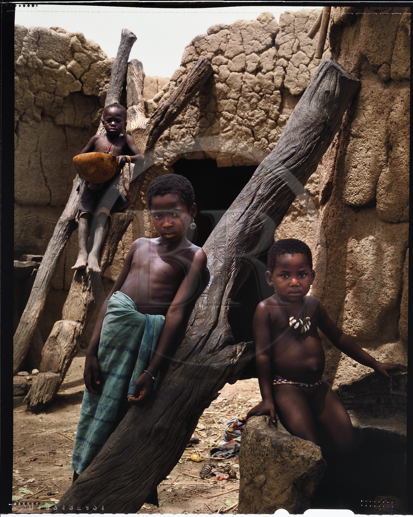 Burkina Faso, Poni province, Lobi land, Loropéni, children in front of their house in clay (banco)