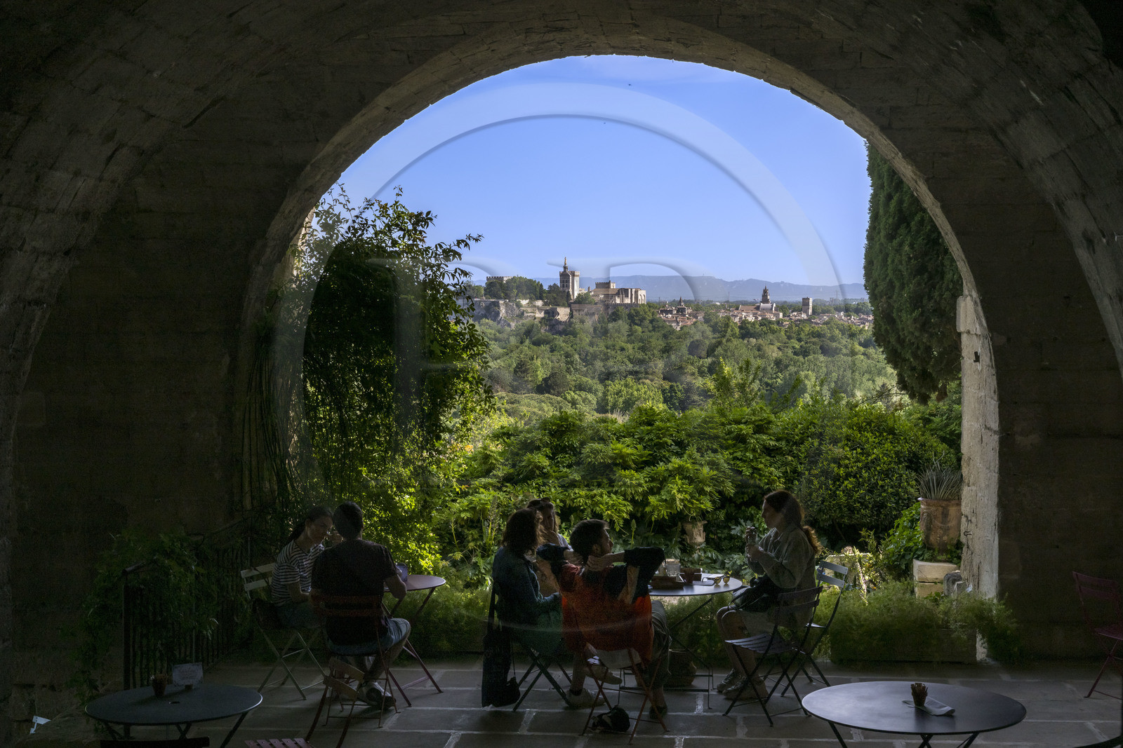 France (30), Gard, Villeneuve-lès-Avignon, les jardins de l'ancienne abbaye bénédictine de Saint André et le Palais des Papes à Avignon classé Patrimoine mondial de l'UNESCO en arrière plan