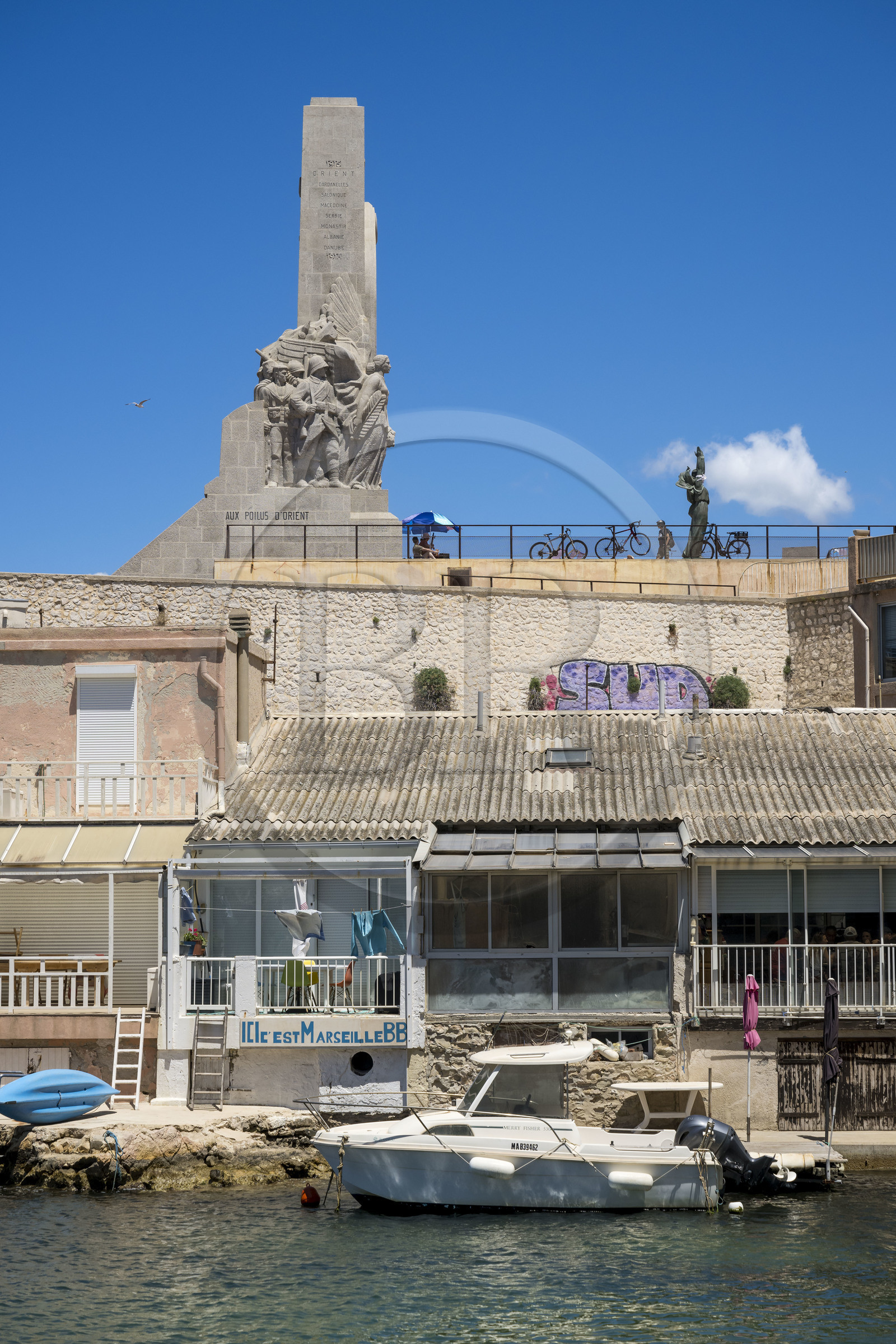 France, Bouches-du-Rhône (13), Marseille, quartier d'Endoume, le Vallon des Auffes, monument aux morts de l'armée d'Orient et des terres lointaines en bordure de la Corniche JF Kennedy