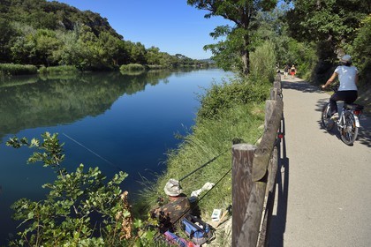 France, Alpes-de-Haute-Provence (04), parc naturel régional du Verdon, Gréoux-les-Bains, piste cylcable des rives du Verdon, peche à la truite