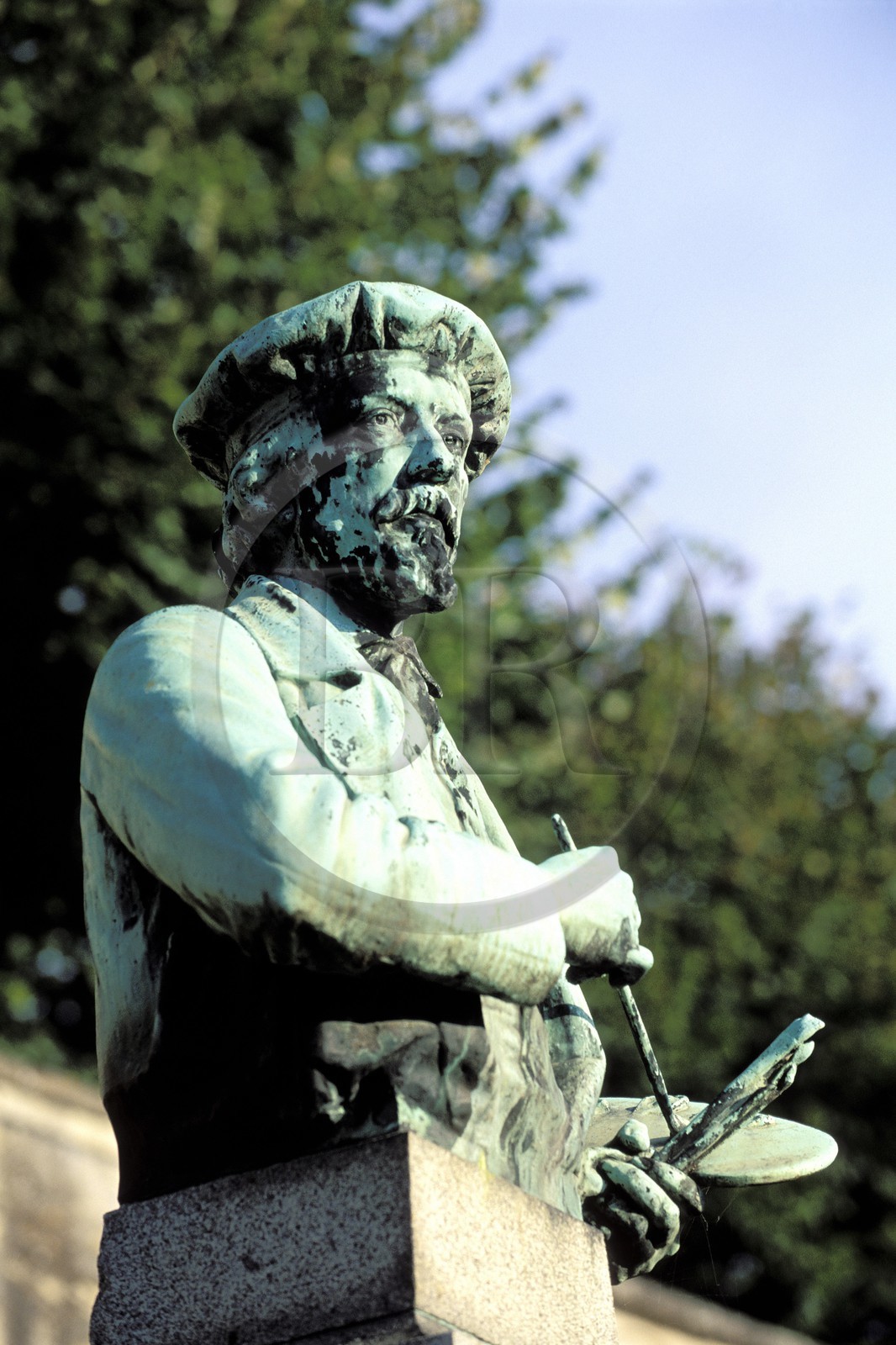 France, Val d'Oise (95), parc naturel régional du Vexin français, Auvers-sur-Oise, le peintre Daubigny immortalisé au pied de l' église