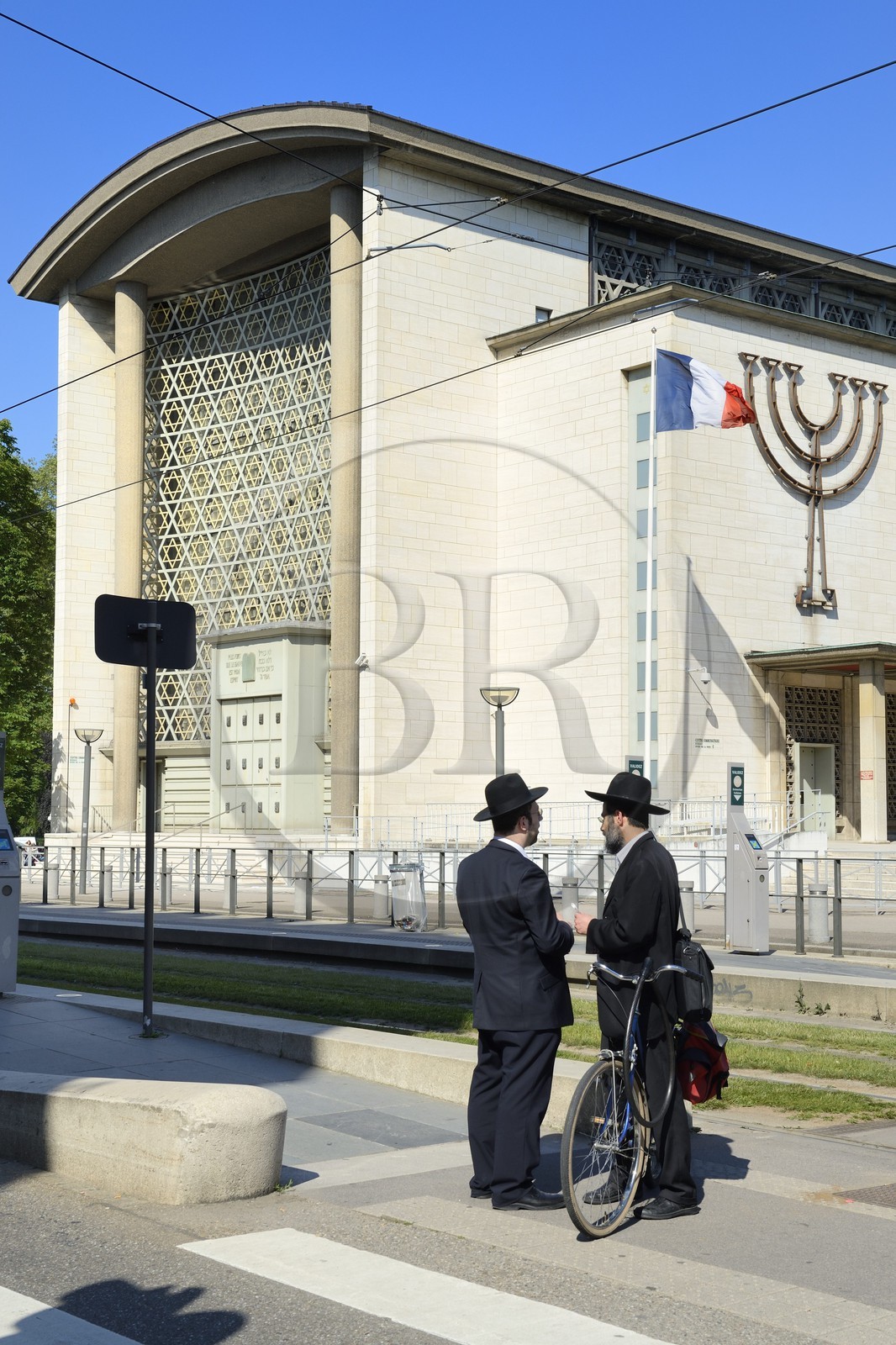 France, Bas-Rhin (67), Strasbourg, avenue de la Paix, la grande synagogue de la Paix batie en 1954 et le grand portail œuvre du ferronnier d'art Gilbert Poillerat