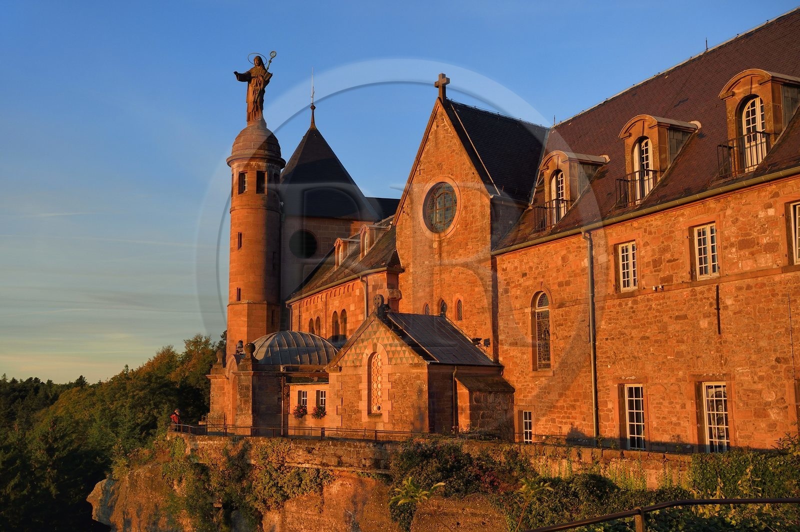 France, Bas-Rhin (67), Mont Saint-Odile, abbaye de Hohenbourg encore appelée couvent du Mont-Sainte-Odile, statue de Sainte Odile placée sur le toit du couvent et faisant face à la plaine d'Alsace