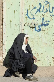 Iran, Province de Yazd, désert du Dasht-e Kavir, Moghestan, femme du village, Mariam