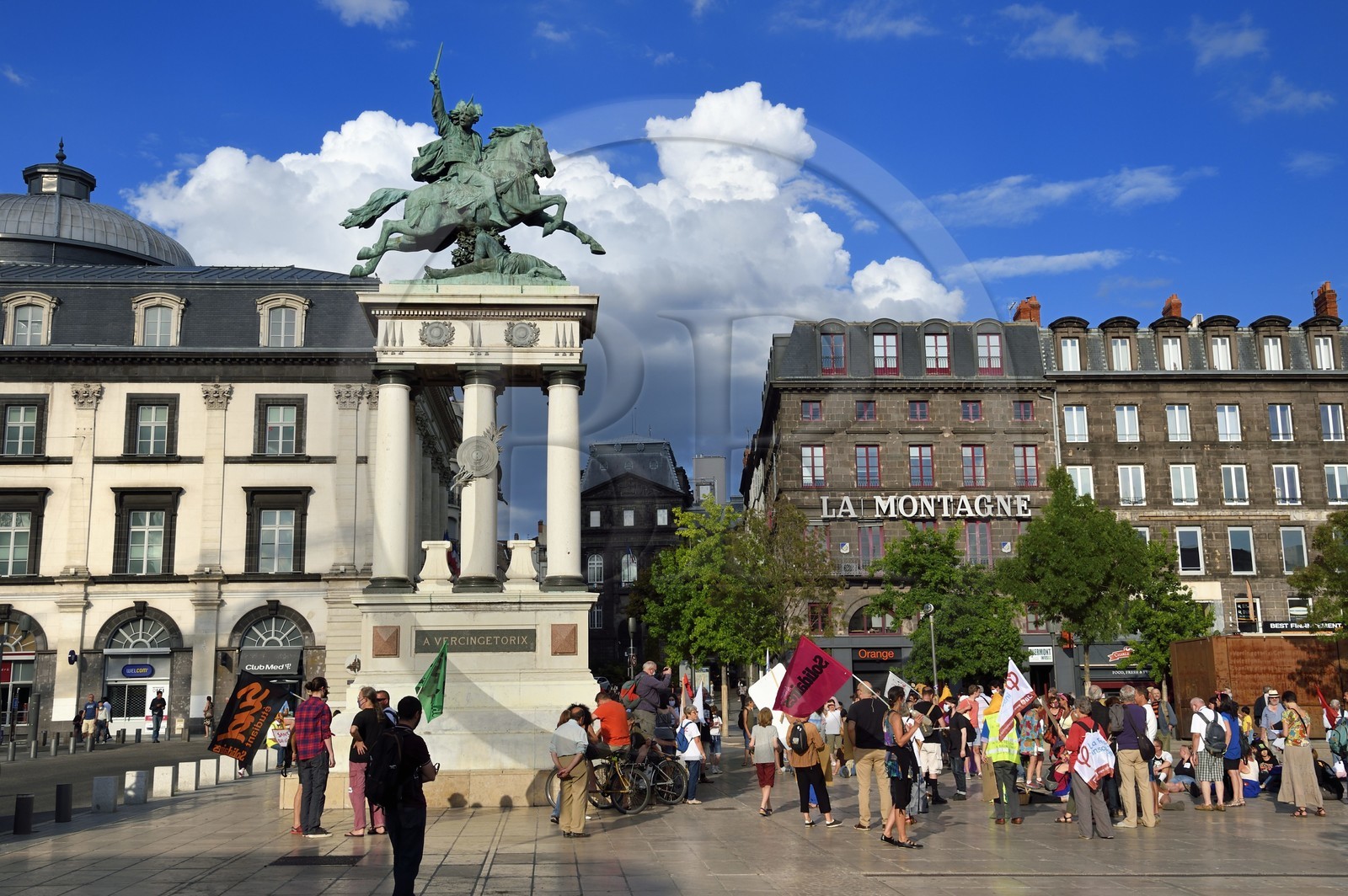 France, Puy-de-Dôme (63), Clermont-Ferrand, la place de Jaude haut lieu des manifestations dans la ville et la statue de Vercingétorix du sculpteur Bartholdi, défilé des sans-culottes, manifestation en solidarité des sans-abris, en arrière plan le siège du journal La Montagne