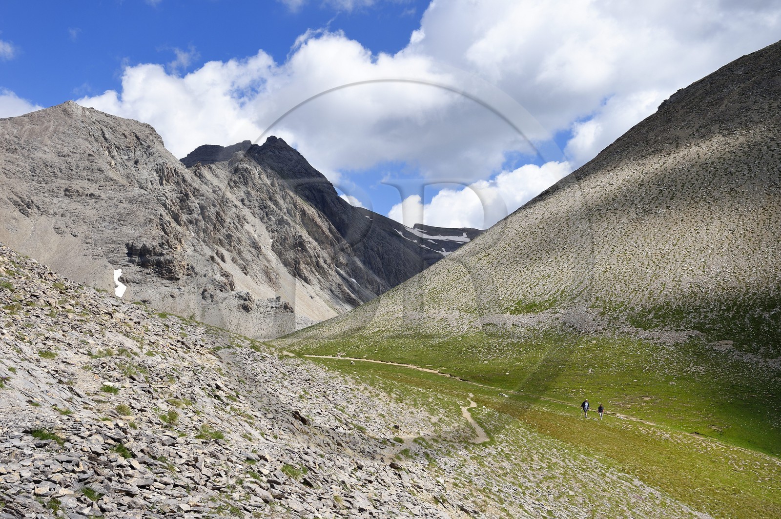 France, Alpes-de-Haute-Provence (04), Uvernet-Fours, parc national du Mercantour, vallée de l'Ubaye, sentier de randonnée du circuit des lacs au col de la Petite Cayolle (2639 m) au pied de la montagne du Trou de l’Aigle