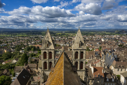 France, Saône-et-Loire (71), Autun, vue sur la ville d'Autun depuis les fleches de la cathédrale Saint Lazare