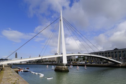 France, Seine-Maritime (76), Le Havre, Centre-ville reconstruit du Havre par Auguste Perret classé Patrimoine Mondial de l'UNESCO, Passerelle du bassin du Commerce réalisé par Guillaume Gillet (1969)