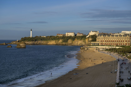 France, Pyrénées-Atlantiques (64), Pays-Basque, Biarritz, la Grande Plage, le casino, l'Hotel du Palais et le phare