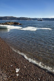 Groenland, cote Nord-Ouest, Smith sound au nord de la baie de Baffin, Inglefield Land, site de Etah dans le Foulke fjord, campement inuit aujourd'hui abandonné qui servit de base à plusieurs expéditions polaires, petit icebeg sur la plage