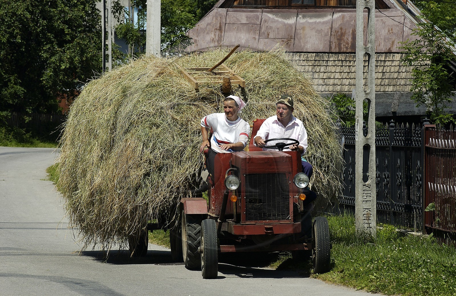 Pologne, Petite Pologne, Carpates, couple de paysans revenant des foins dans le village de Debno